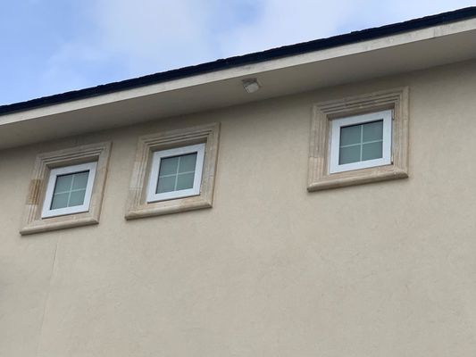장식적 격자 및 풍선 차단 기능이 있는 온화 유리 UPVC/PVC 슬라이딩 창문