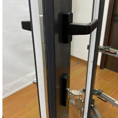 현대 디자인 스타일 알루미늄으로 만든 빌라를 위한 수직 힌지 UPVC 도어 스윙