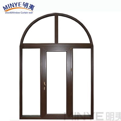 현대 디자인에서 목조 프레임과 수평 개방 패턴을 가진 알루미늄 아치 창문