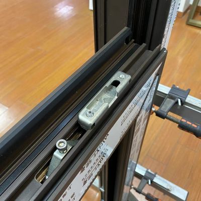 중국어 최고 하드웨어 알루미늄 이중 잎 캐스먼트 창문과 함께 미니멀리스트 유리 문